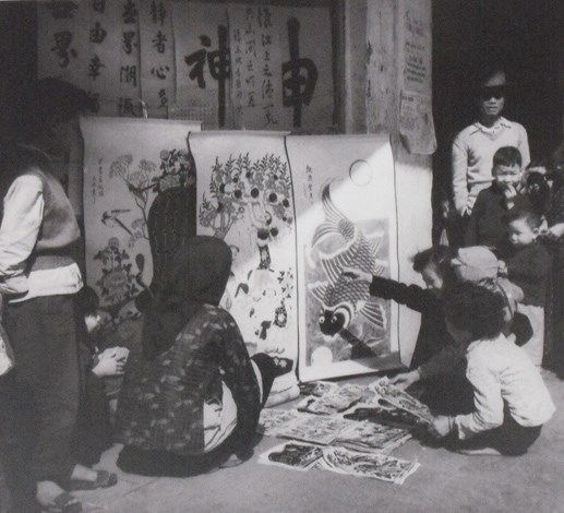 hang trong painting in street